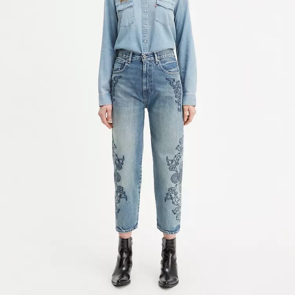 Brand New Without Tags Levi’s Barrel Crop Embroidered Jeans 25